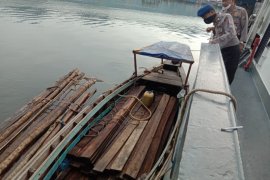 Satpolair Sibolga amankan kapal pengangkut kayu ilegal