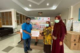 Telkom Kalbar salurkan bantuan untuk tenaga medis tangani COVID-19