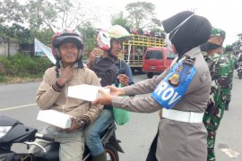 Bhayangkari Polres Bener Meriah bagi masker dan nasi kotak ke pengendara