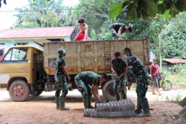 Pembangunan jamban terus berlanjut, Babinsa antar material batako