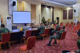 TNI-Polri di Sulut bantu sembako kepada petugas kebersihan