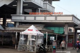Hari pertama PSBB, KRL di Depok terlihat sepi penumpang