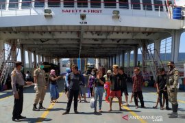 Satpol PP Denpasar pulangkan 16 orang terlantar sosial