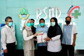 DPRD Jabar serahkan bantuan APD kepada RSUD Al Ihsan Bandung