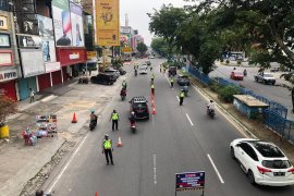 Puluhan personel Polresta Pekanbaru razia masker dan kendaraan jelang PSBB