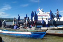 Ditpolairud Polda Sultra beri sembako nelayan di Kendari