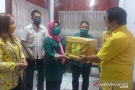 Golkar sumbang APD kepada Dinkes Kolaka