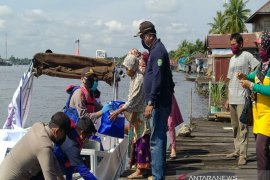Polisi bagikan sembako untuk warga pinggiran Sungai Margasari