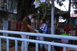 DAW salurkan   sembako ojol, angkot, pemulung, kebersihan, pedagang pinggiran