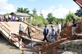 Gubernur Babel pimpin pencarian korban Jembatan Delas roboh