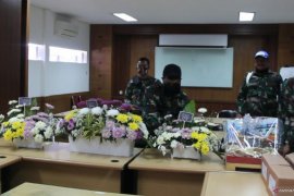 Yon Armed 5/105 berikan karangan bunga kepada tenaga medis