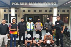 Timsus "Maleo" Polda Sulut amankan tiga anak muda bawa senjata tajam