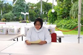 Risma sampaikan imbauan jaga jarak fisik pakai Bahasa Madura