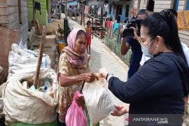 PKK Sultra serahkan ribuan sembako pada korban COVID-19