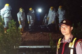 Aksi Brigadir Fiki yang ikut memakamkan ODP di Tapteng pada malam hari