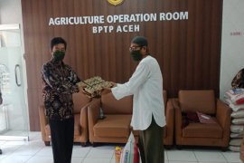BPTP Aceh bagi sembako untuk masyarakat terdampak COVID-19