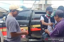 Vioni Bersaudara bagi-bagi masker dan nasi kota kepada tukang becak dan ojek