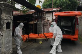 Seorang guru SD ditemukan meninggal dunia di teras rumahnya