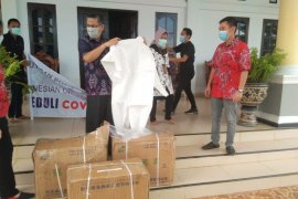 Di Kendari, warga Tionghoa salurkan bantuan APD penanganan COVID-19