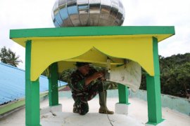 Serda Bangun, sang Babinsa  perbaiki pengeras suara Maajid Al Muttaqin