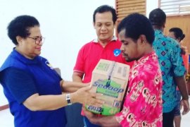 Anggota DPRP berikan sembako ke panti sosial di Biak