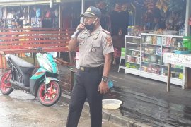 Polsek-Bhayangkari Atsj imbau warga Asmat gunakan masker cegah corona