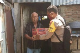 Polda Sulsel bagikan kebutuhan bahan pokok pada masyarakat sekitar TPA
