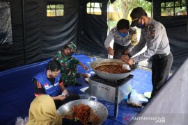 Dapur umum Dinsos Siak bersama TNI-Polri masak 130 bungkus sehari