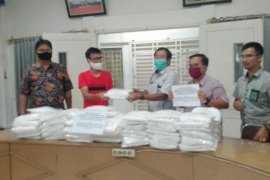 Mantan anggota DPR RI beri bantuan APD di RSUD Gunungsitoli