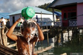 SUKU BAJO MENIKMATI AIR BERSIH PEGUNUNGAN Page 1 Small