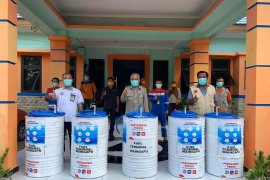 Pertamina salurkan lima unit alat cuci tangan portabel di Sumba Timur