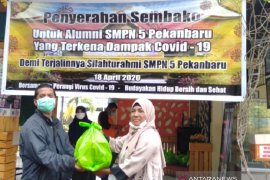 Alumnus SMPN 5 Pekanbaru berbagi sembako kepada anggotanya