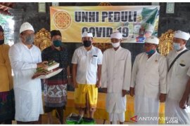 Unhi Denpasar sumbangkan bahan pokok untuk tokoh agama