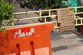 Warga Kota Tangerang batasi pintu masuk pemukiman hari pertama PSBB