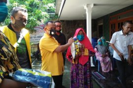 Ketua Golkar Jatim kawal pembagian sembako AMPG di Surabaya