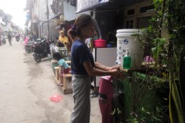 UI inisiasi program ember cuci tangan untuk Kampung Kota Siaga COVID-19