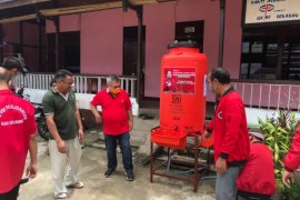 PDI P Sekadau salurkan bantuan tangki air