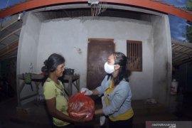 Tim COVID-19 Jimbaran bagikan bantuan sembako langsung ke warga