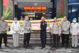 Tito Karnavian CS membagi APD ke rumah sakit di Banjarmasin