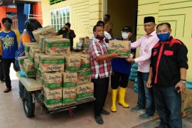 Apindo-PSMTI Karimun bantu 150 tukang ojek paket sembako