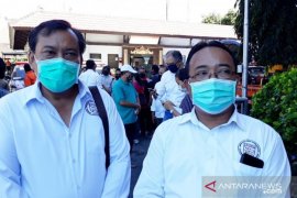 Ratusan anggota IHGMA Bali pasang spanduk edukasi COVID-19