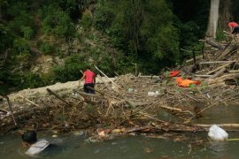 Cegah banjir, BPBD OKU bersihkan tumpukan sampah di Sungai Ogan