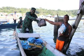 Kodim 1417/Kendari gunakan sampan bagikan sembako