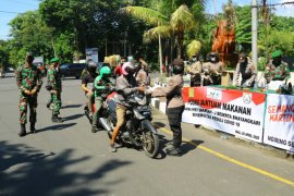 TNI-Polri bagikan 500 nasi bungkus untuk ojek online di Denpasar (video)