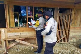 Personel Polsek Karubaga pantau harga sembako