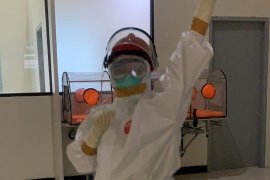 Karlina Kasim, rela tak bertemu keluarga demi merawat pasien COVID-19