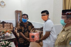 Seribu masker dari pengusaha cegah penyebaran COVID-19 di Abdya