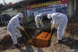 Warga Sumbar dimakamkan dengan protap COVID-19, hasil tes negatif