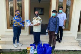 Wakil Ketua MPR membagikan ribuan paket sembako