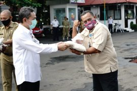 Pemkab Pati salurkan 2.449 paket untuk  warga terdampak COVID-19